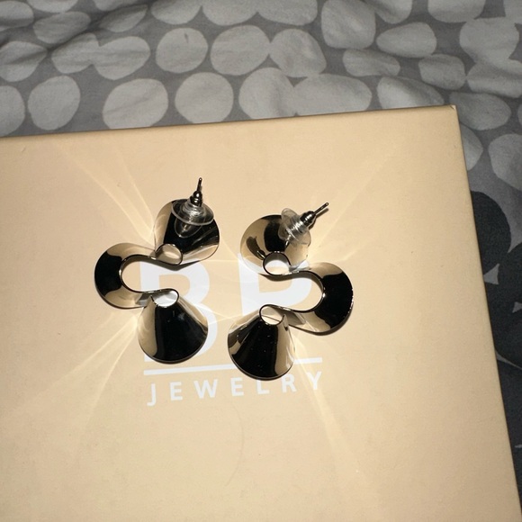 Chrome swirl earrings - Picture 3 of 3